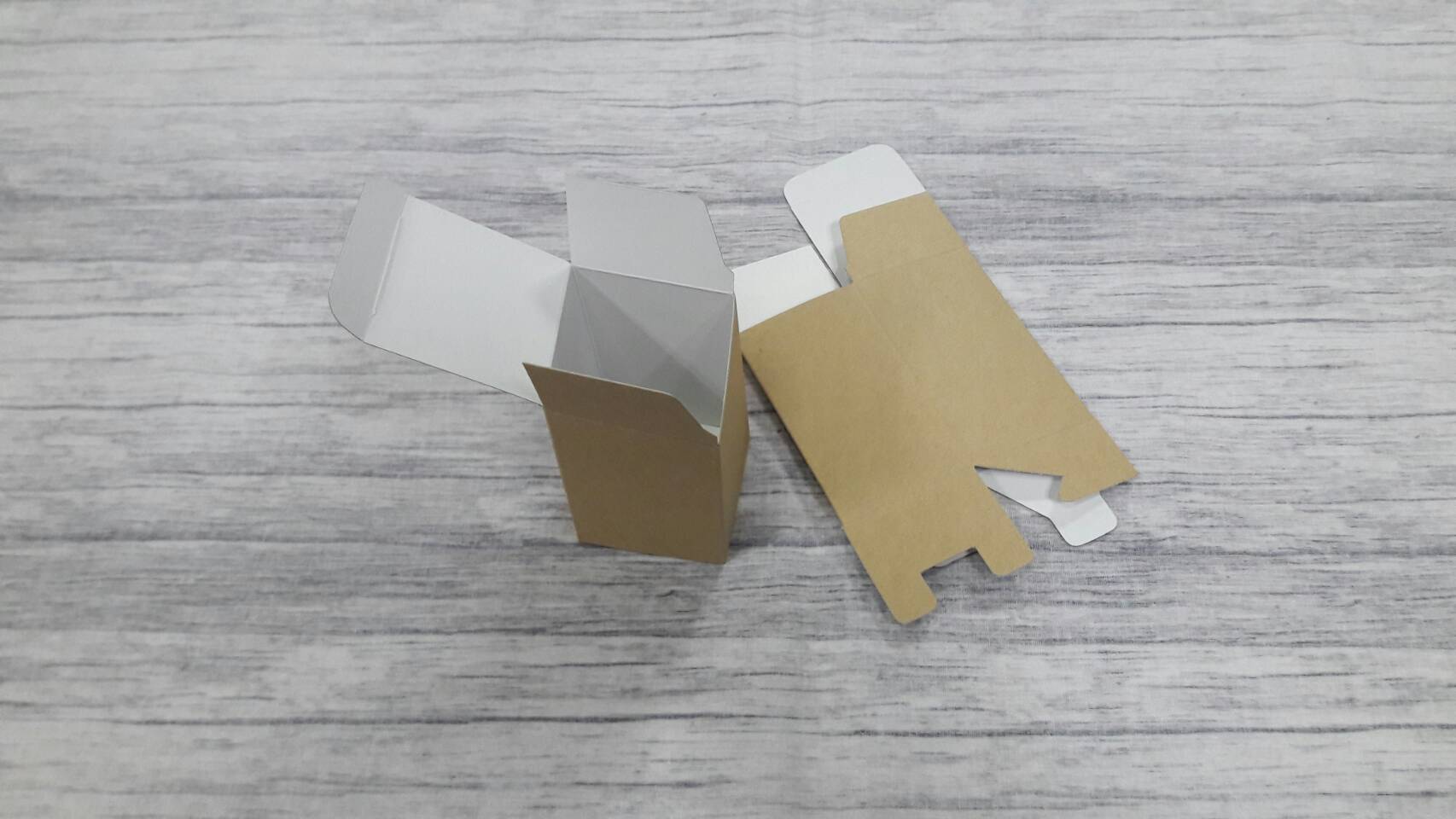 กล่องอเนกประสงค์ แบบทรงฝาปิดเปิด ท้ายก้นขัด กล่องของขวัญ กล่องเครื่องสำอางค์ สีคราฟท์น้ำตาลอ่อน 5x5x8.5 ซม. (กระดาษหนา 350 แกรม) ราคา 255 บาทต่อแพ็ค(50 ใบ)