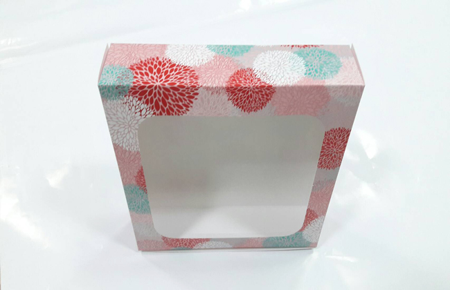 กล่องบราวนี่ กล่องชิฟฟ่อน กล่องเค้กครึ่งปอนด์ กล่องทร์ตไข่ กล่องขนมเปี๊ยะ กล่องพาย ลายเยอบีร่าฟลาวเวอร์ กว้าง 20.0 x ยาว 20.0 x สูง 5.0 ซม. ราคา 205 บาท ต่อแพ็ค (20ใบ)