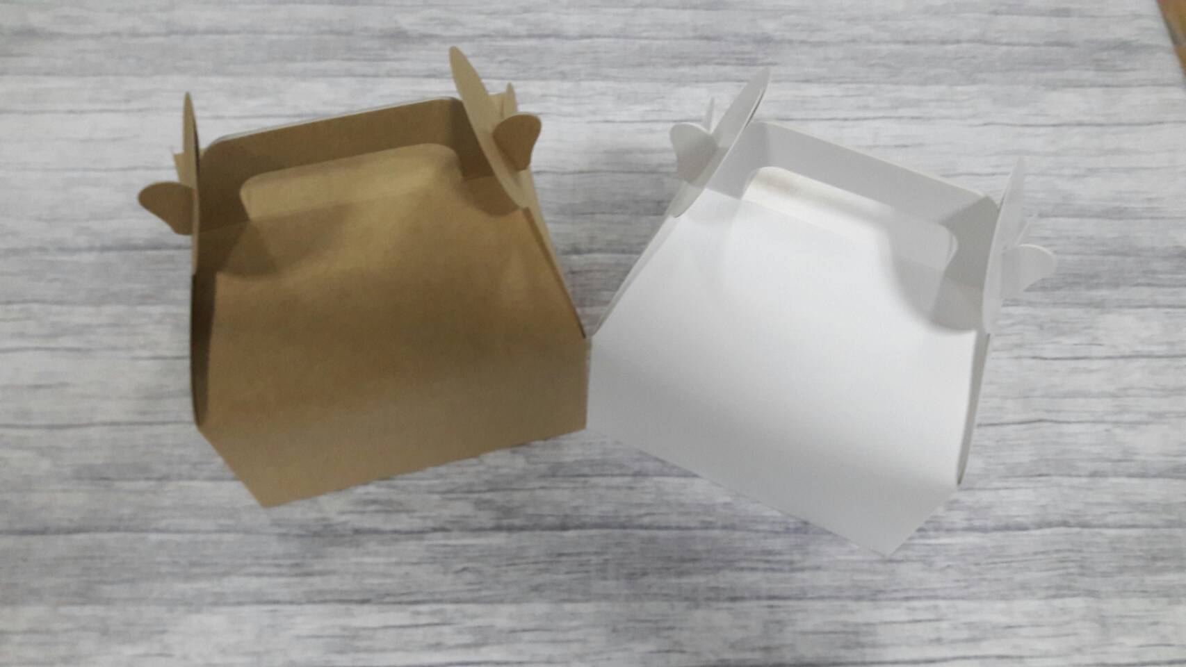 กล่องหูหิ้ว กล่องเค้กโรล กล่องซาลาเปา กล่องคัพเค้ก กล่องเค้ก กล่องคุ๊กกี้ กล่องขนม ขนาด 13 x 15 x สูง 9.5 ซม.สีขาว ราคา 190 บาทต่อแพ็ค (20ใบ)