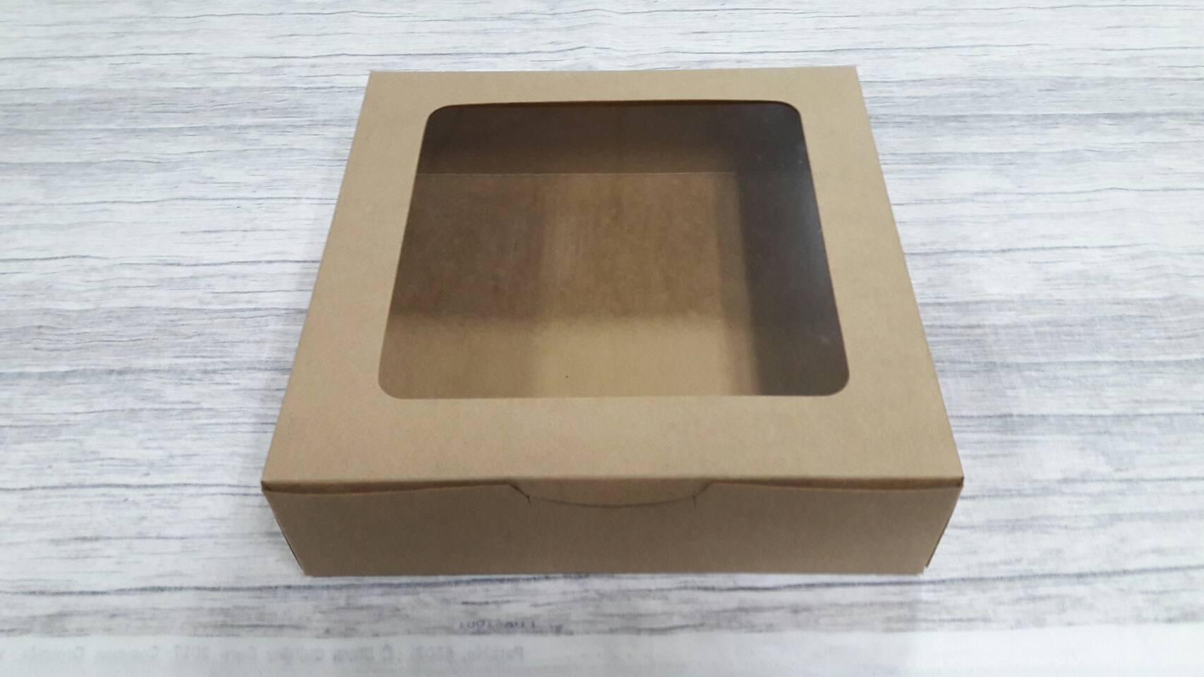 กล่องทรงแบน (มีหน้าต่างพลาสติก) กล่องเค้ก 1 ปอนด์ทรงเตี้ย กล่องคัพเค้ก กล่องขนม กล่องจัดเบรค กล่องอเนกประสงค์ ขนาด 20x20x5.5 ซม.สีคราฟท์น้ำตาลเข้ม ราคา 240 บาทต่อแพ็ค (20ใบ)