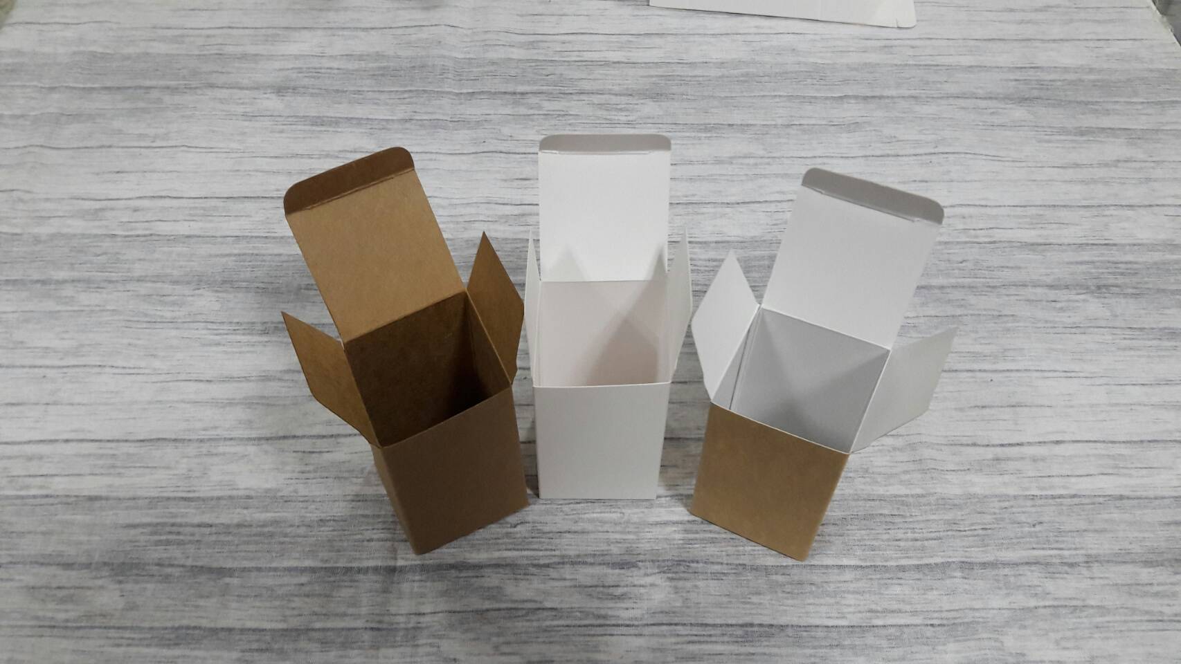 กล่องอเนกประสงค์ สีคราฟท์น้ำตาลอ่อน 5x5x8.5 ซม. แบบทรงฝาปิดเปิด ท้ายก้นขัด กล่องของขวัญ กล่องเครื่องสำอางค์ ราคา 240 บาทต่อแพ็ค(50 ใบ)