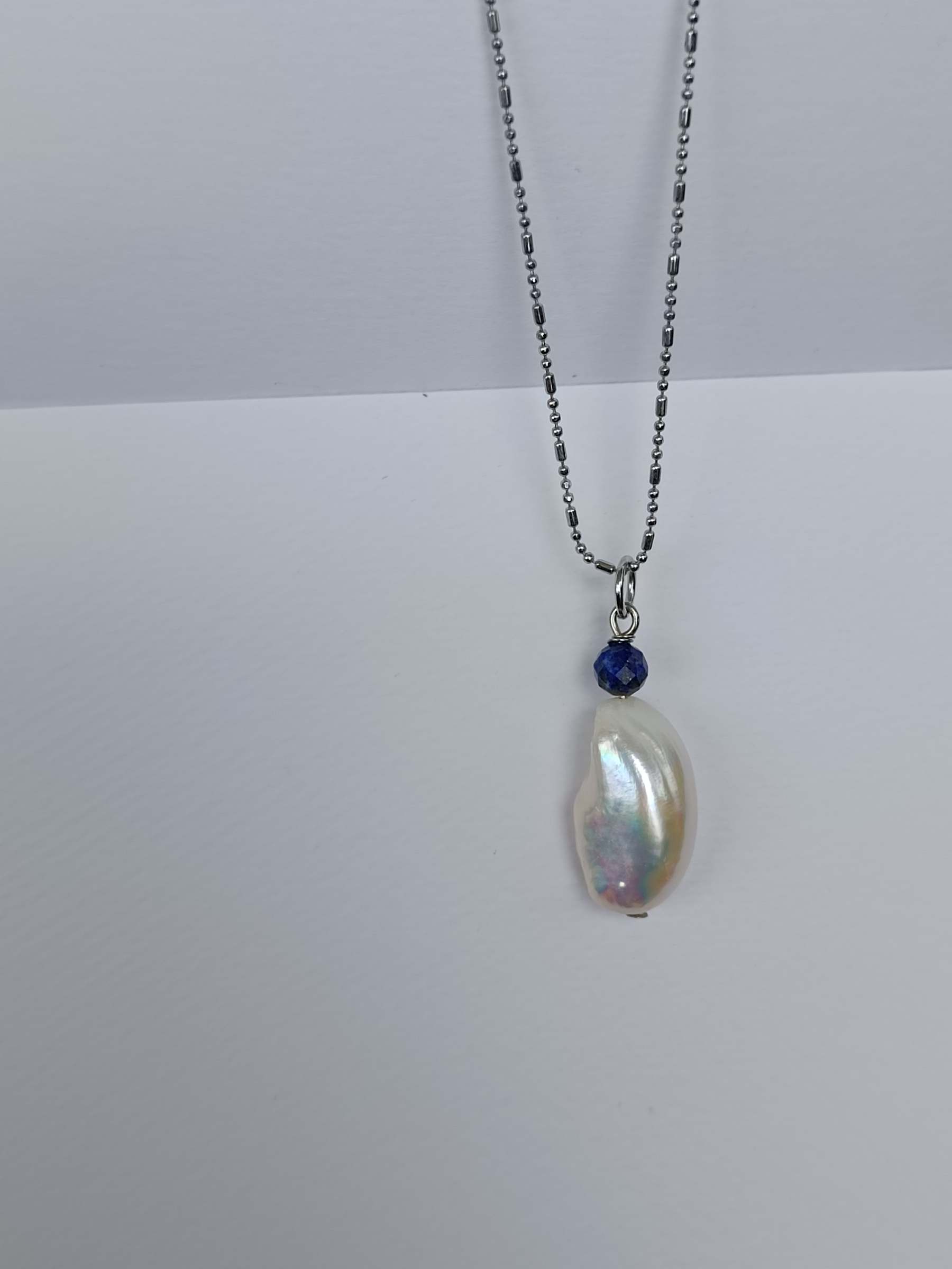 สร้อยคอจี้มุกแท้ทรงบารอค Baroque Pearl +Lapis Lazuli Necklace