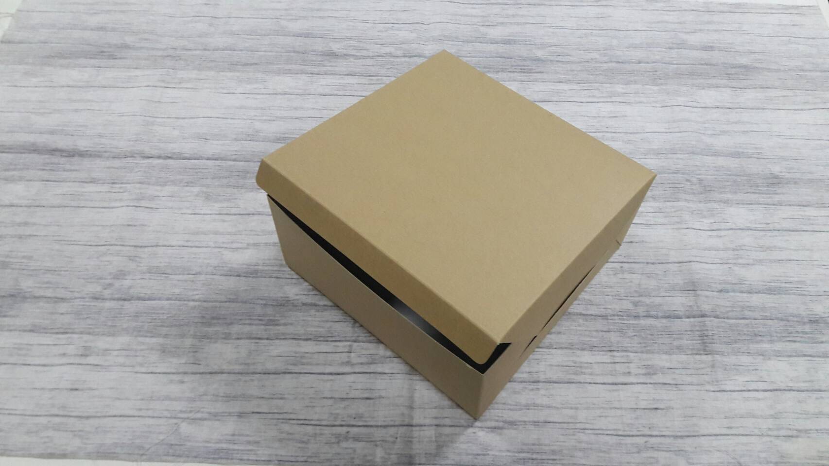 กล่องเค้ก กล่องเค้ก 1 ปอนด์ กล่องขนม กล่องเบเกอรี่ กล่องคัพเค้ก สีคราฟท์น้ำตาลอ่อน ขนาด 20.5x20.5x10ซม. (ฝาทึบ) ราคา 295 บาทต่อแพ็ค (20ใบ)