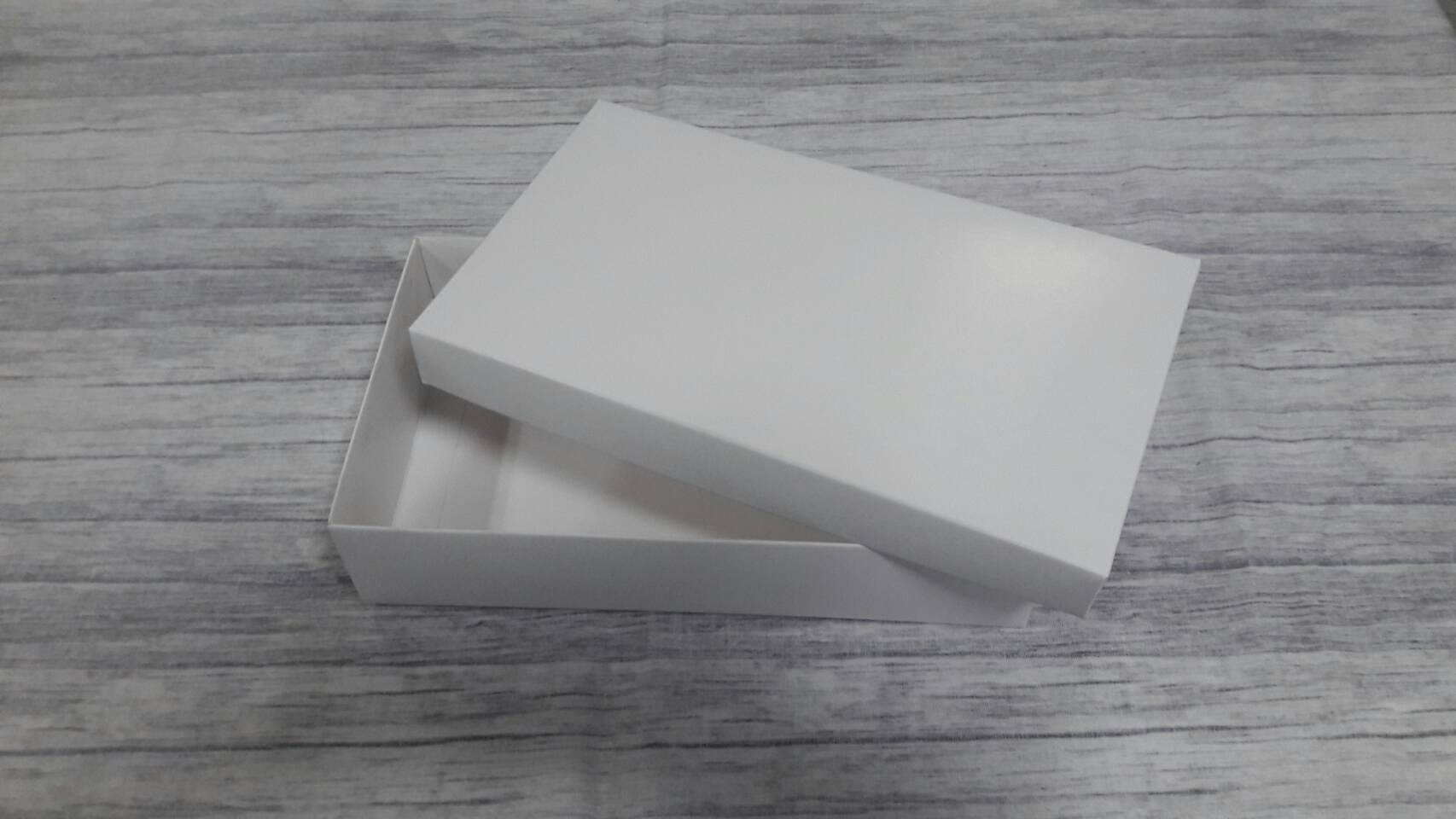 กล่องแบบฝาครอบ กล่องของขวัญ กล่องอเนกประสงค์ ขนาด 12.5 x 22.0 x 5.0 cm. สีขาว (แบบฝาทึบ) ราคา 325 บาท ต่อแพ็ค (20 ใบ)