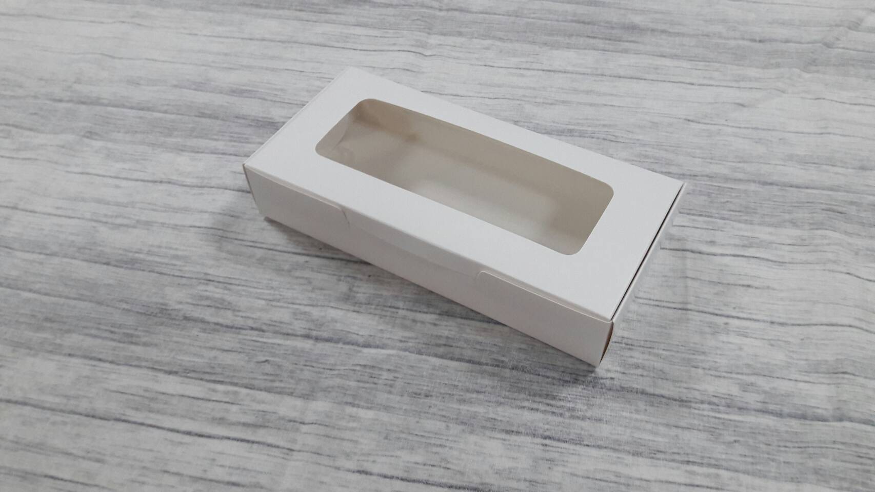 กล่องบราวนี่ กล่องขนม กล่องเอนกประสงค์ กล่องทรงหูช้างแบบฝาเสียบหน้า สีขาว ขนาด 10x20.5x3.8 ซม.(ฝาหน้าต่างพลาสติก) ราคา 190 บาทต่อแพ็ค (20 ใบ)