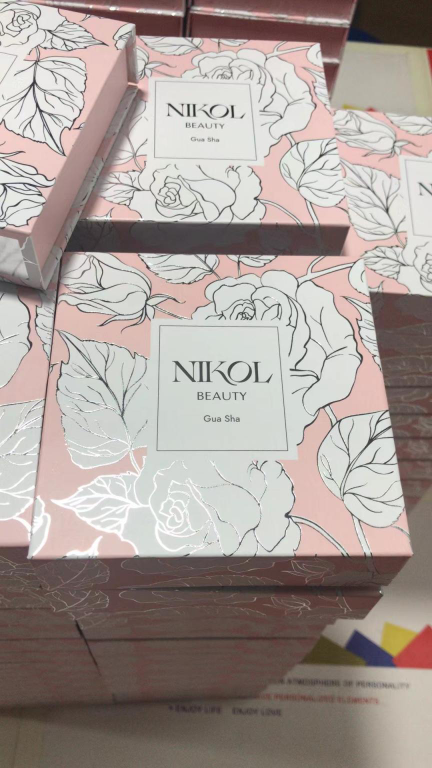 ผลิตตามออร์เดอร์เซทลูกกลิ้ง+กัวซาแผ่น V shape+โลโก้+สลักแบรนด์ (Make to Order Flip Cover Box+Facial Roller+Gua Sha Broad+Logo)