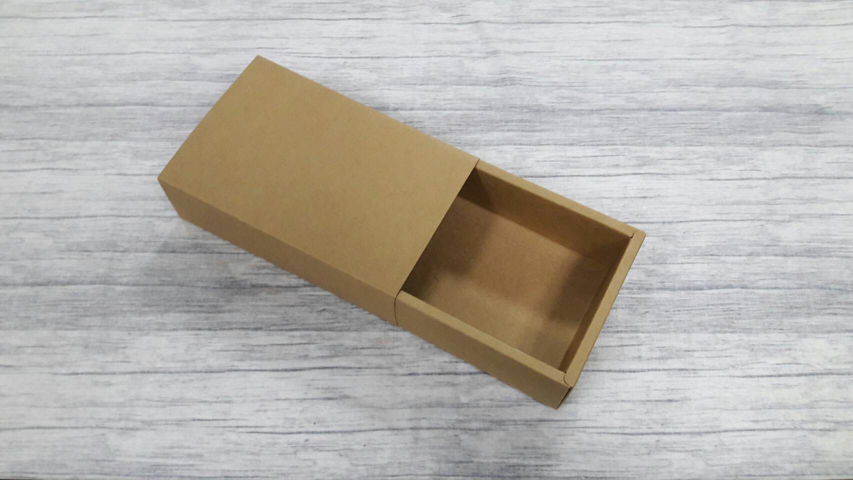 กล่องสไลด์ กล่องของขวัญ กล่องของที่ระลึก กล่องอเนกประสงค์ กล่องแบบฝาสไลด์ สีคราฟท์น้ำตาลเข้ม ขนาด 11.4 x 17.4 x5.0 ซม. ราคา 340 บาทต่อแพ็ค (20 ใบ)