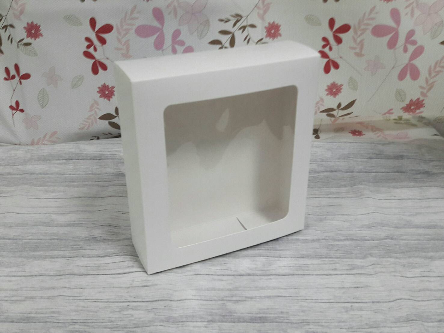 กล่องของขวัญ กล่องอเนกประสงค์ กล่องของที่ระลึก กล่องเครื่องสำอางค์ กล่องของใช้ กล่องแบบฝาหัวท้าย สีขาว ขนาด 6.0x19.3x21.0 ซม.แบบมีหน้าต่างพลาสติก ราคา 280 บาท(20 ใบ)