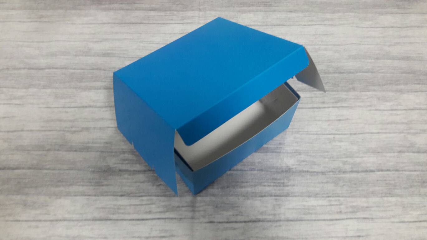 กล่องคัพเค้ก 4 ชิ้น (แบบไม่มีฐานรอง) กล่องเค้กครึ่งปอนด์ กล่องขนม กล่องสแน็ค Snack Box กล่องคอฟฟี่เบรค สีฟ้า ขนาด 15.0x15.0x7.6 ซม.(แพ็คละ 150 บาทต่อ 20ใบ)