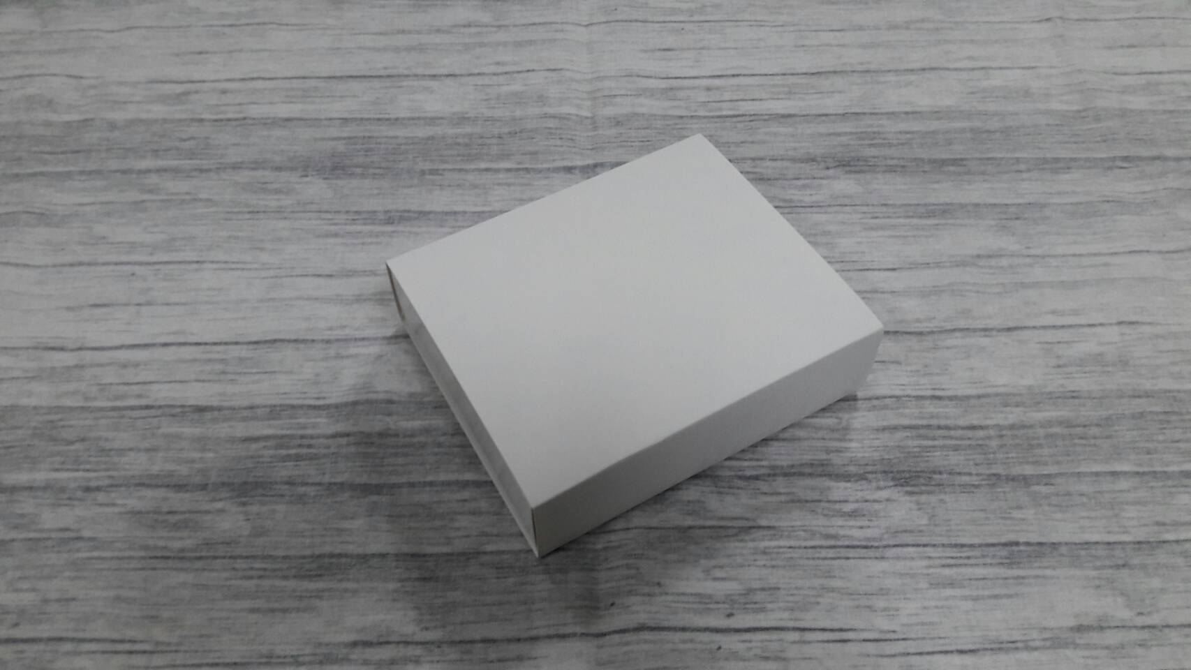 กล่องสไลด์ กล่องของขวัญ กล่องของที่ระลึก สีขาว ขนาด 10.7x12.7x3.4 ซม.กล่องอเนกประสงค์ กล่องแบบฝาสไลด์ ราคา 200 บาท (20 ใบ ต่อแพ็ค)