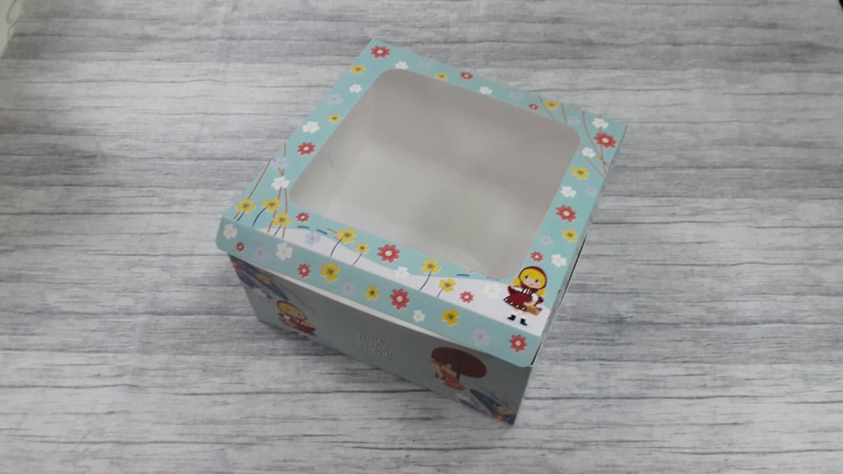 กล่องเค้ก กล่องเค้ก 1 ปอนด์ กล่องขนม กล่องเบเกอรี่ กล่องคัพเค้ก สีฟ้าลายหนูน้อยผมทอง (มีหน้าต่างพลาสติก) 20.5x20.5x10 ซม. ราคา 330 บาทต่อแพ็ค (20ใบ)