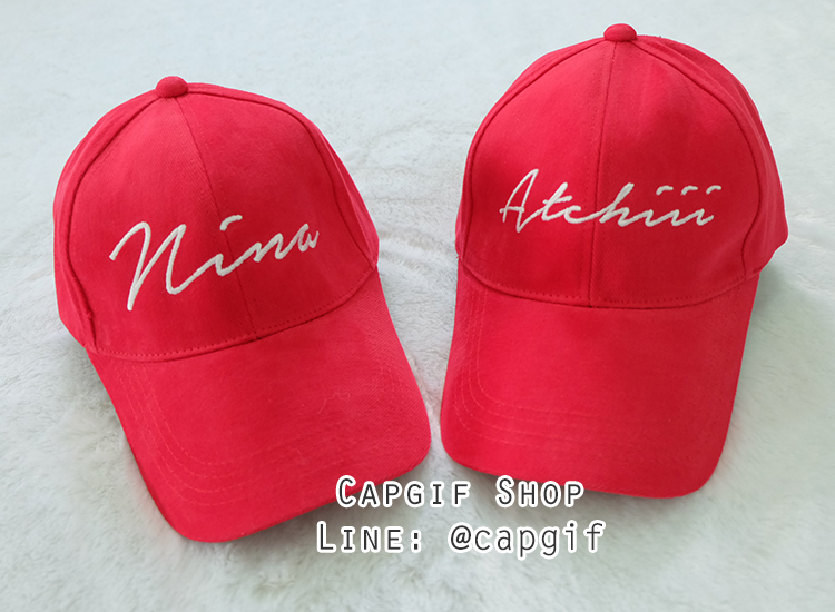 หมวกแก๊ปสีแดงปักชื่อคู่