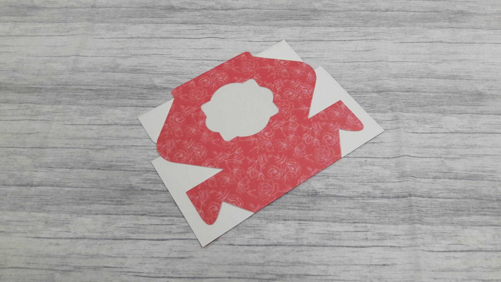 กล่องเค้กชิ้น กล่องเค้กครึ่งปอนด์ กล่องคัพเค้ก 4 ชิ้น(ไม่มีฐานรอง) กล่องขนม ลายดอกไม้ ขนาด 12.8 x 12.8 x 7.0 ซม.ราคา 150 บาทต่อแพ็ค (20ใบ)