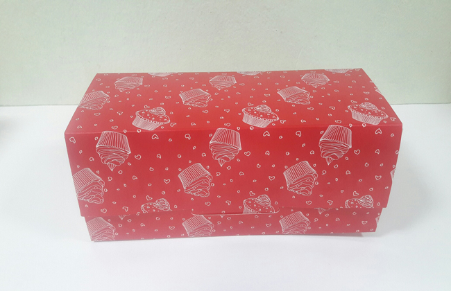 กล่องเค้กโรล กล่องคัพเค้ก 3 ชิ้น กล่องเค้ก 3-4 ชิ้น กล่องขนม ลายสีแดง ขนาด 9.0 x 24.0 xสูง 9.0 ซม. ราคา 230 บาทต่อแพ็ค (20 ใบ)
