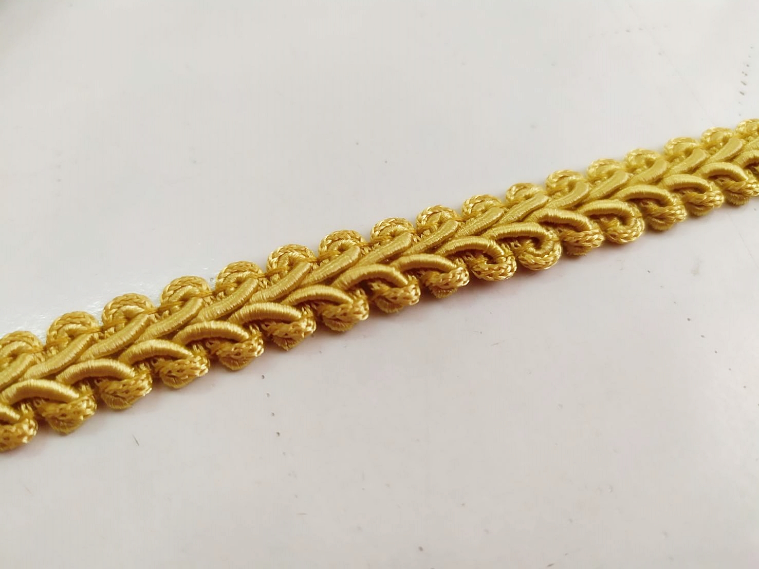 ลูกไม้ลายนูนสีทอง