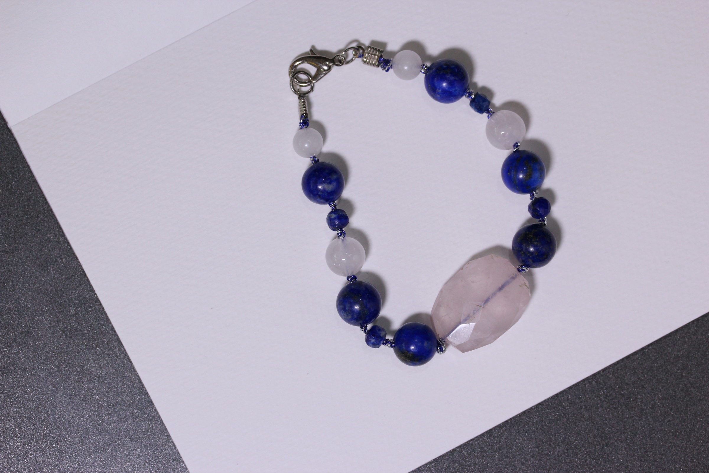สร้อยข้อมือหินแท้ "The Vibe" Rose Quartz +Lapis Lazuli Bracelet (Manifest Love)
