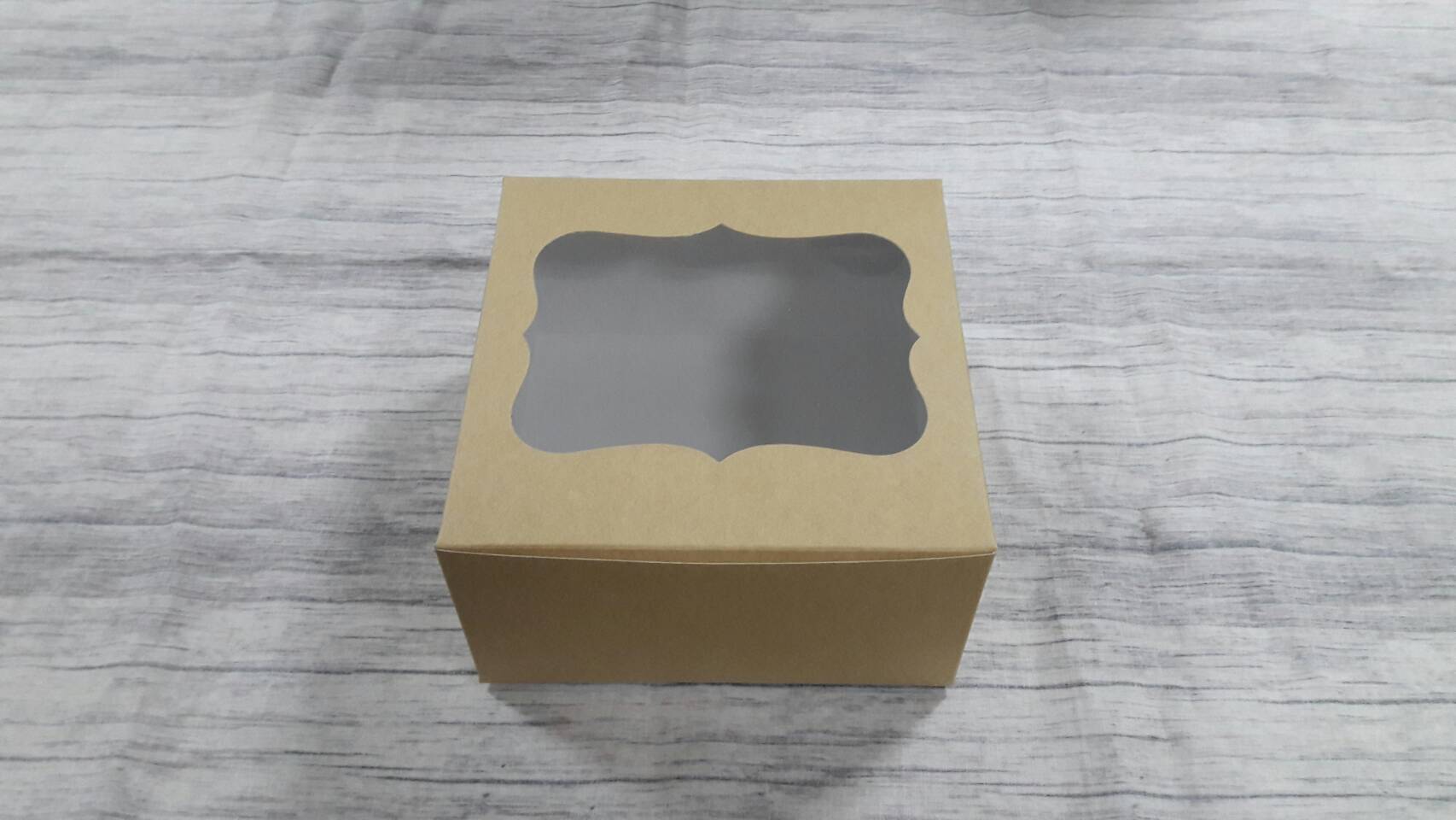 กล่องเค้กครึ่งปอนด์ กล่องคัพเค้ก 4 ชิ้น กล่องเค้ก กล่องขนม กล่องเบเกอรี่ สีคราฟท์หน้าขาวหลังน้ำตาลอ่อน ขนาด 16.8x16.8x9 ซม.ราคา 240 บาทต่อแพ็ค (20ใบ)