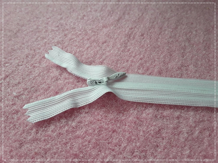 ซิปซ่อน 16 นิ้ว สีขาวโอโม่