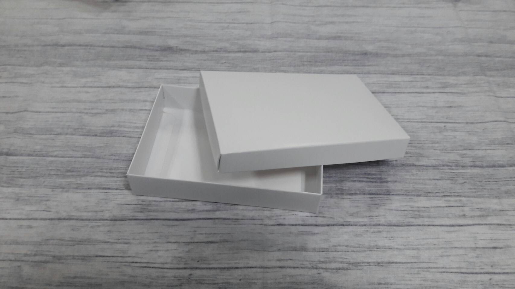 กล่องฝาครอบ กล่องของขวัญ กล่องแบบมีฝาครอบ กล่องอเนกประสงค์ ขนาด 10 x 15 x 3 ซม. สีขาว ราคา 245 บาท ต่อแพ็ค (20 ใบ)
