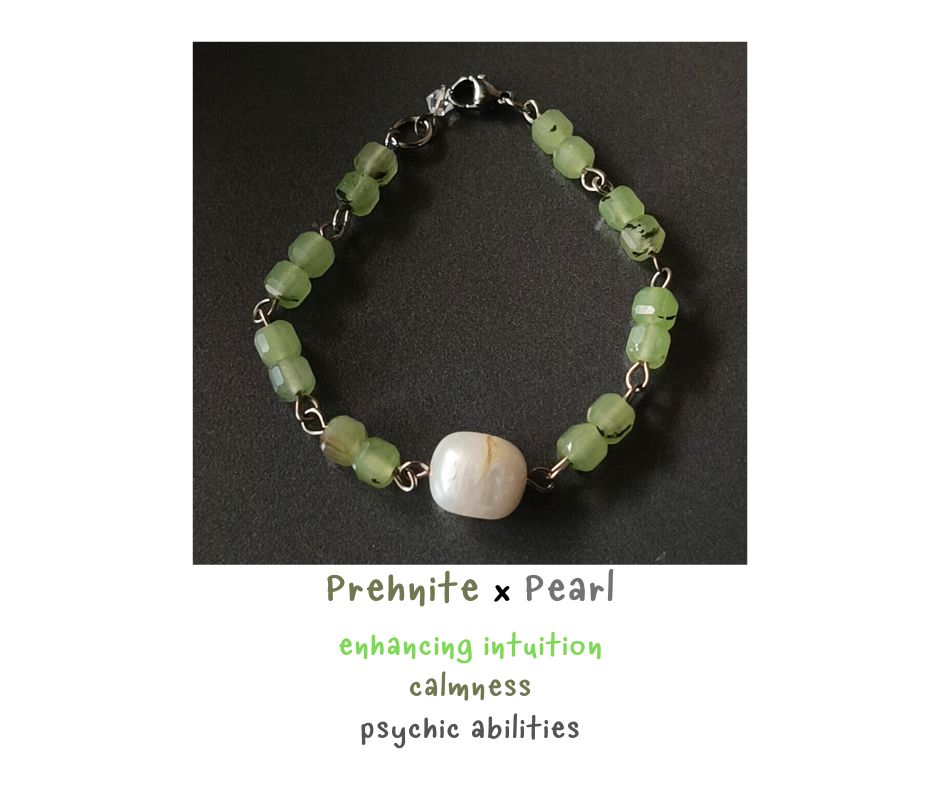 สร้อยข้อมือหินแท้ "Connected" Prehnite + Pearl Bracelet (ขยายศักยภาพภายใน สมาธิ ความสงบร่มเย็น)