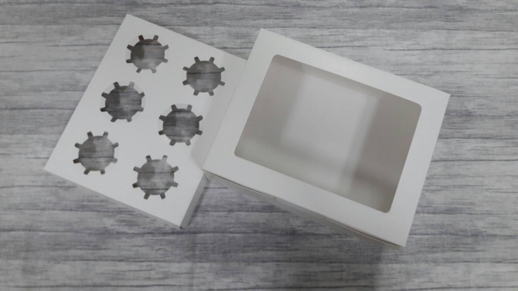 กล่องคัพเค้ก 6 ช่อง กล่องขนาด 17.5x22.0x7.4 ซม. สีขาว หน้าต่างพลาสติก พร้อมฐานรองคัพเค้ก 6 ชิ้น (ช่องกว้าง 5.5 ซม.) ราคา 325 บาท (ต่อแพ็ค 20ใบ)