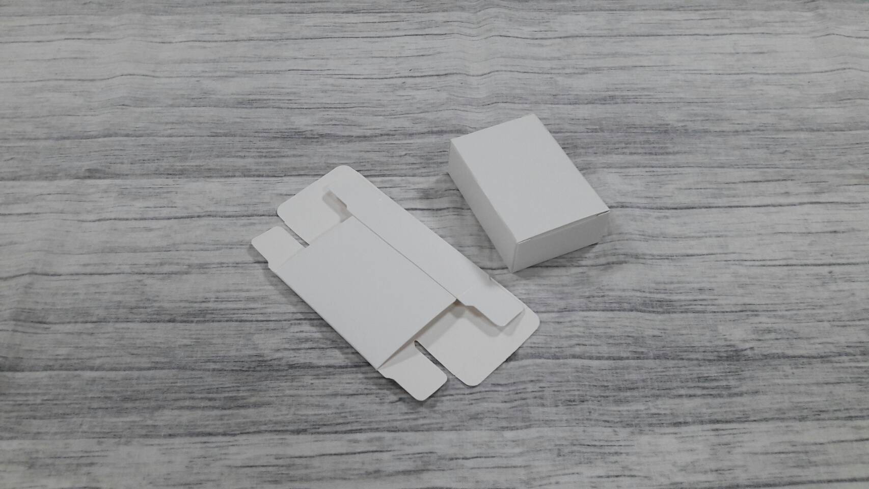 กล่องของขวัญ กล่องอเนกประสงค์ กล่องของที่ระลึก กล่องเครื่องสำอางค์ กล่องสบุู่ กล่องขนม กล่องแบบฝาหัวท้าย สีขาว ขนาด 5.1x2.5x7.5 ซม. (กระดาษหนา 350 แกรม) ราคา 195 บาทต่อแพ็ค(50 ใบ)