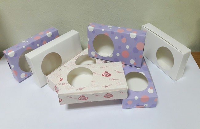 กล่องบราวนี่ 2-3 ชิ้น กล่องทรงแบน กล่องช็อคโกแลต กล่องขนม สีม่วงลายจุด กว้าง 8.0 x ยาว 15.0 x สูง 3.0 ซม. ราคา 100 บาท ต่อแพ็ค (20 ใบ)