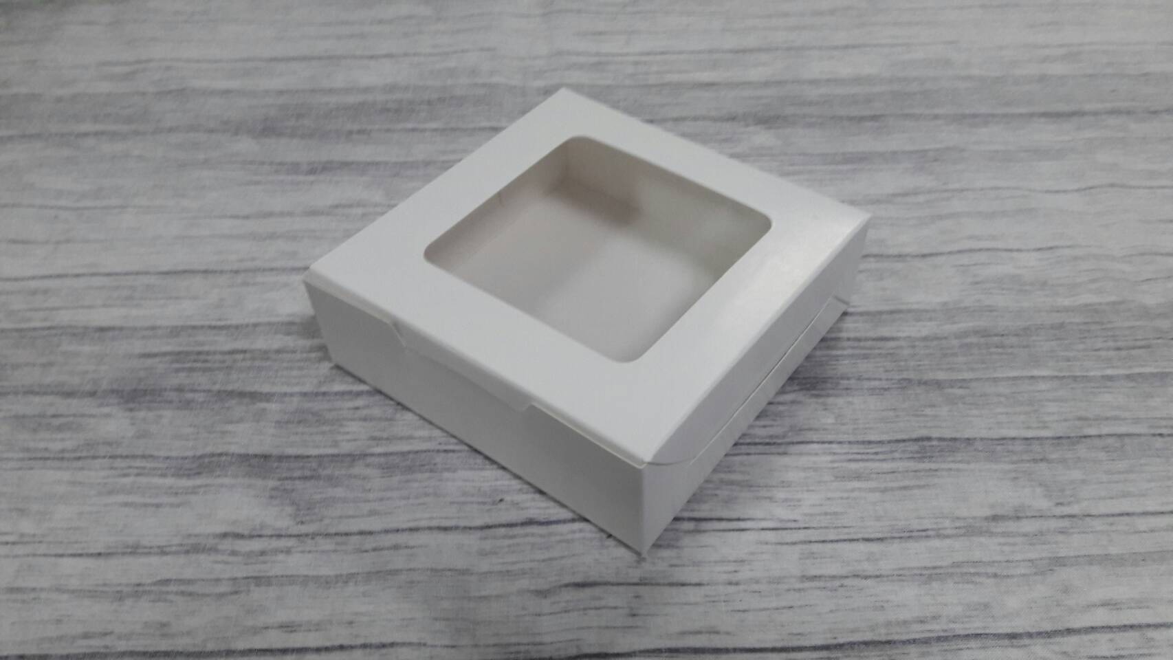 กล่องทาร์ต 4 ชิ้น กล่องแบน (หน้าต่างพลาสติก) กล่องบราวนี่ 4 ชิ้น กล่องขนม กล่องชิฟฟ่อน กล่องขนมไหว้พระจันทร์ กล่องขนมเปี๊ยะ ขนาด 12.5x12.5x4.0 ซม.สีขาว ราคา 100 บาทต่อแพ็ค (20 ใบ)