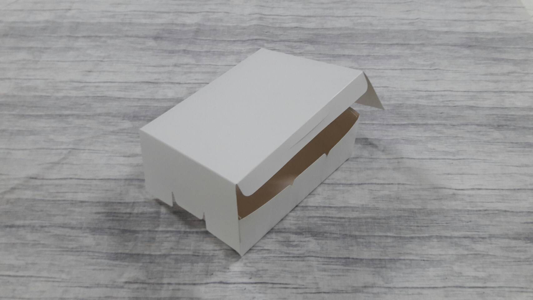 กล่องขนม กล่องเค้ก กล่องคัพเค้ก กล่องชิฟฟ่อน กล่องอเนกประสงค์ (แบบฝาทึบ) ขนาด 14.0x17.0x7.0 ซม. สีขาว ราคา 145 บาทต่อแพ็ค (20ใบ)