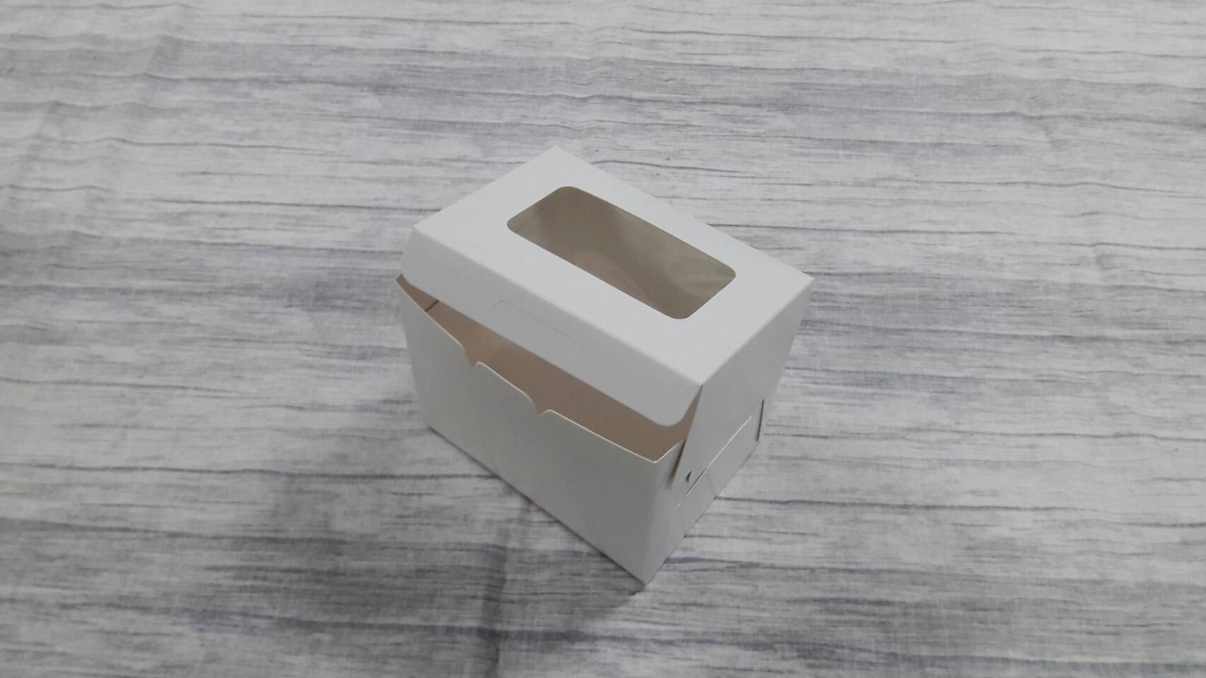 กล่องเค้ก 1 ชิ้น กล่องเค้ก กล่องขนม กล่องเบเกอรี่ กล่องคัพเค้ก สีขาว ขนาด 8x11.5x9 ซม.(หน้าต่างพลาสติก) ราคา 120 บาท ต่อแพ็ค (20ใบ/แพ็ค)