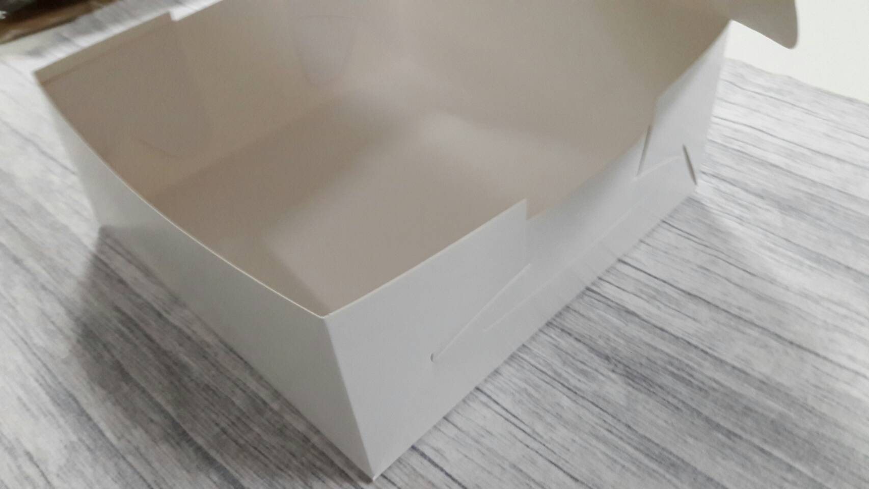 กล่องเค้ก 2 ปอนด์ กล่องคัพเค้ก กล่องขนม กล่องไม่มีหน้าต่าง (ฝาทึบ) กล่องอเนกประสงค์ ขนาด 24.5x24.5x10 ซม. สีขาว ราคา 300 บาทต่อแพ็ค (20ใบ)