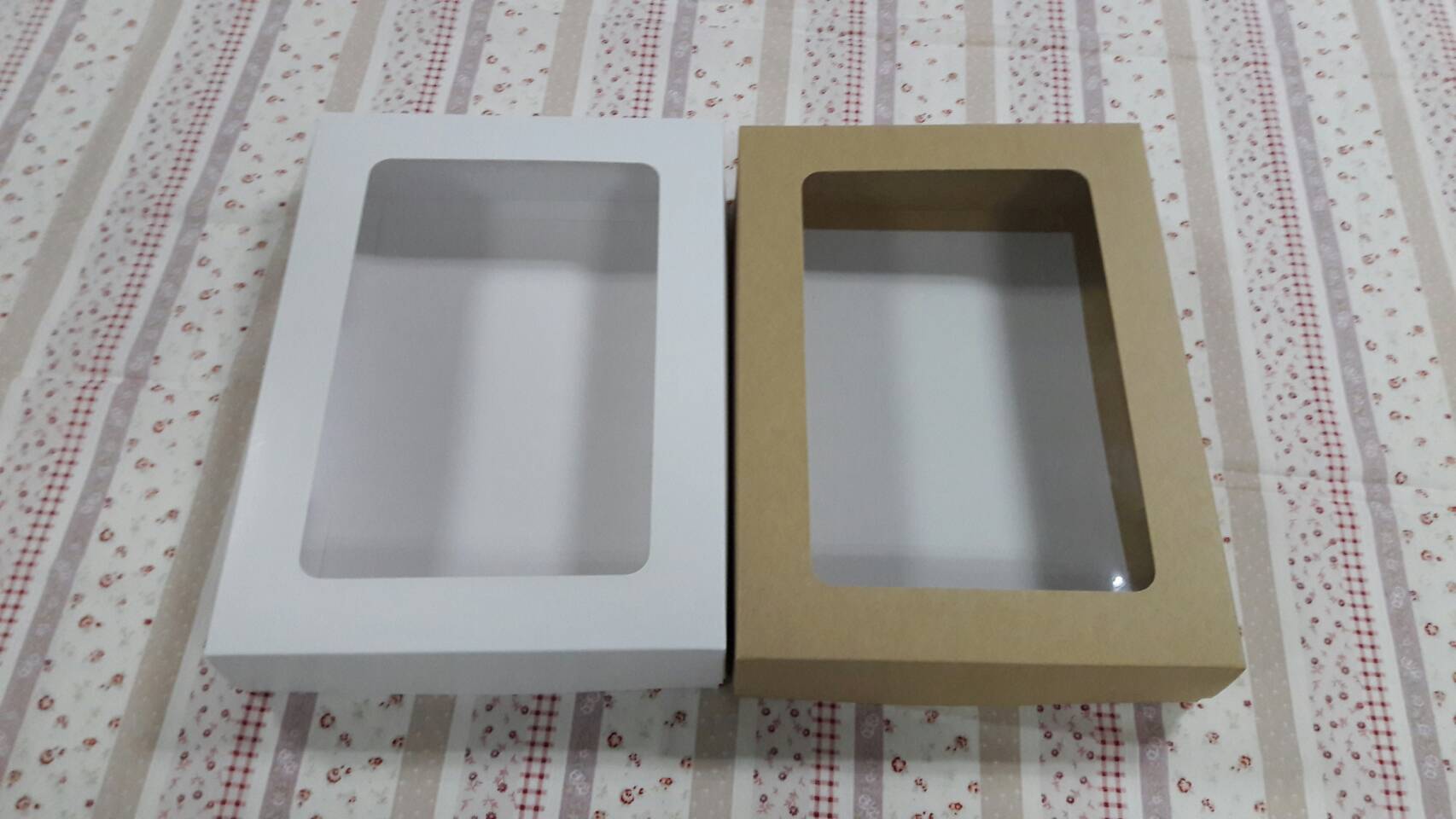 กล่องของขวัญ กล่องฝาครอบ กล่องของที่ระลึก กล่องอเนกประสงค์ กล่องของใช้ กล่องใส่ผ้าไหม ขนาด 19.6x27.2x5 ซม.สีคราฟท์น้ำตาล ราคา 510 บาทต่อแพ็ค(20 ใบ)