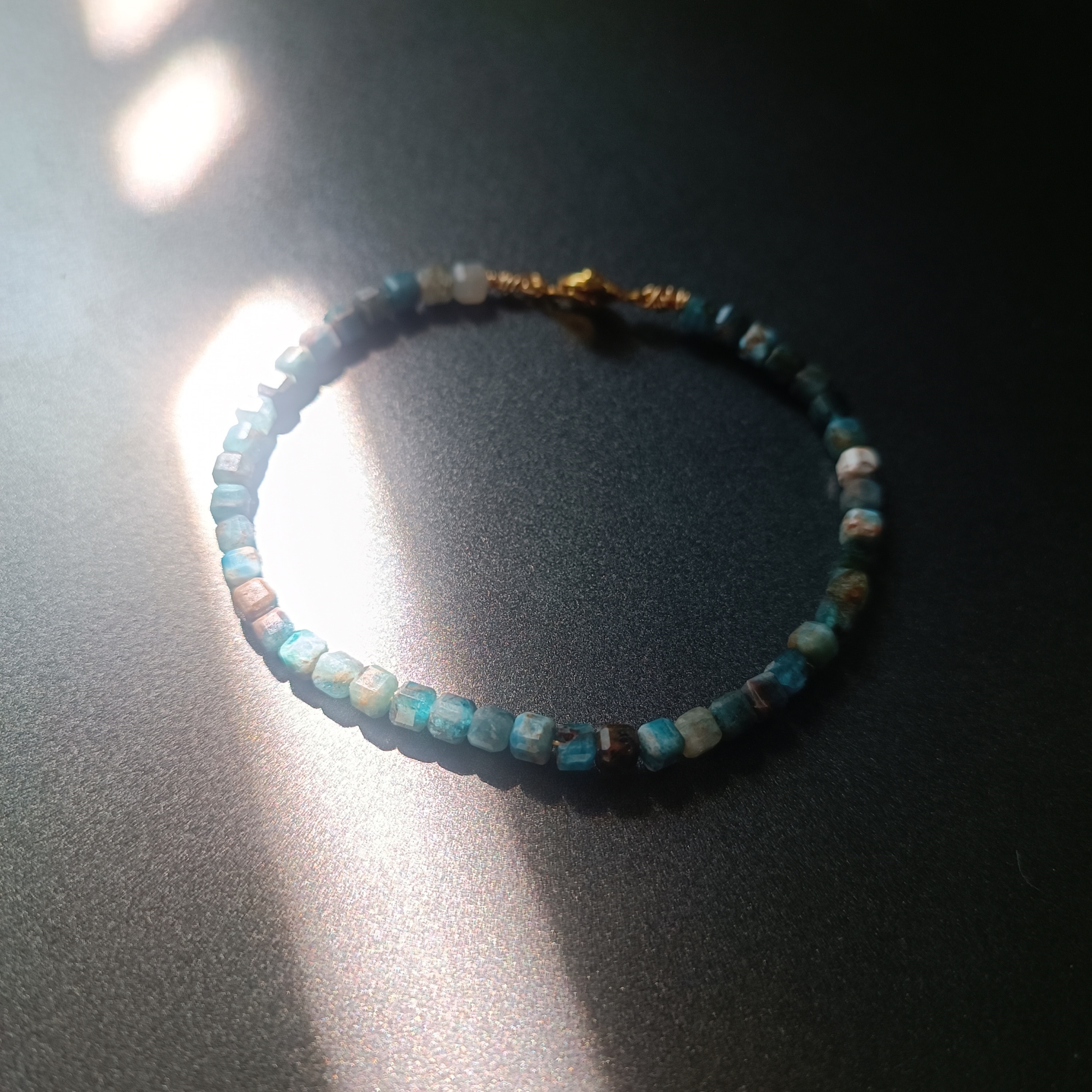 สร้อยข้อมือหินแท้ "Twisted" Apatite Bracelet (Success , Wisdom)
