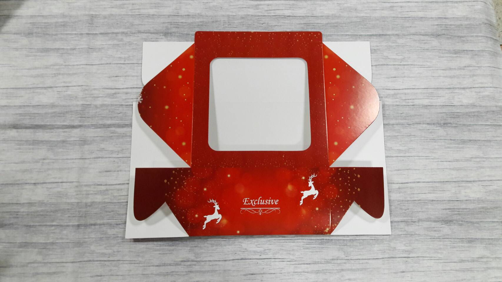 กล่องเค้ก กล่องเค้ก 1 ปอนด์ กล่องขนม กล่องเบเกอรี่ กล่องคัพเค้ก สีแดงลายทองจุด (มีหน้าต่างพลาสติก) 20.5x20.5x10 ซม. ราคา 330 บาทต่อแพ็ค (20ใบ)