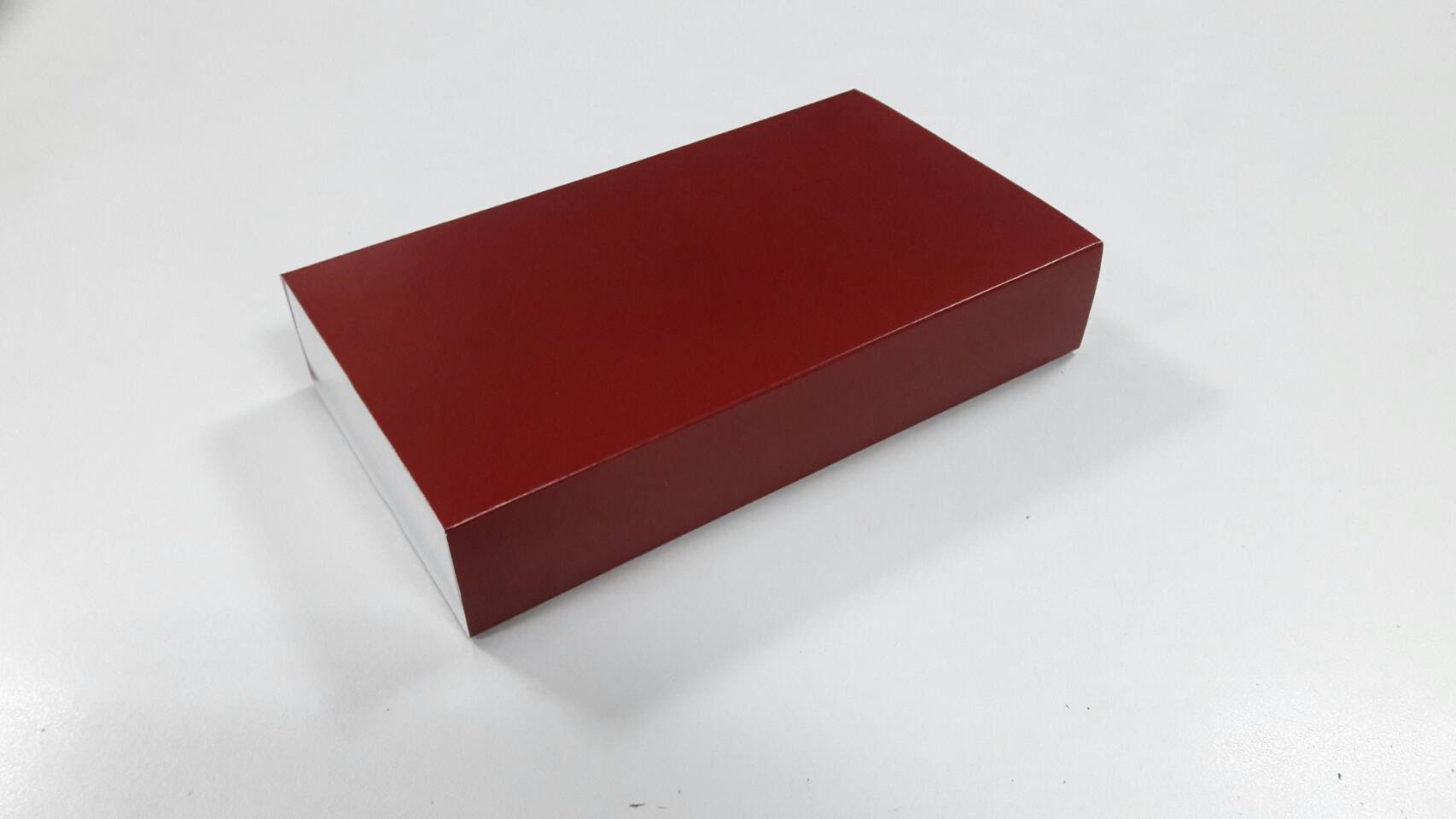 กล่องสไลด์ กล่องของขวัญ กล่องของที่ระลึก กล่องอเนกประสงค์ กล่องของใช้ กล่องฝาสไลด์สีแดงเข้ม ขนาด 12.5x21.5x4.0 ซม. ราคา 375 บาท (20 ใบ ต่อแพ็ค)