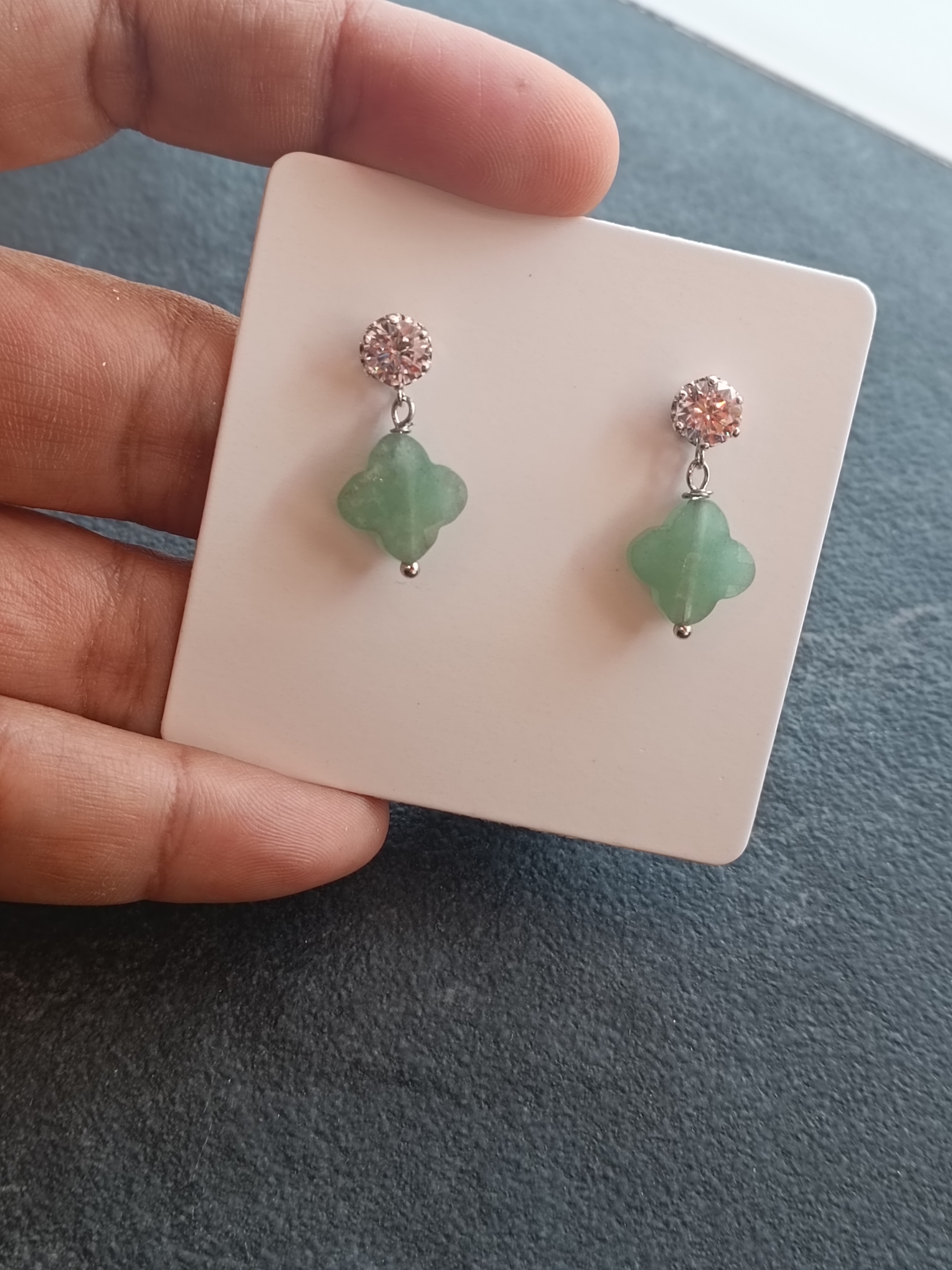 ต่างหูเงินแท้ 92.5 ชุป Platinum ประดับหินแท้ Green Aventurine Sterling Silver Earring (เปิดทุกประตูโอกาส ดึงดูดเงิน โชคลาภ)