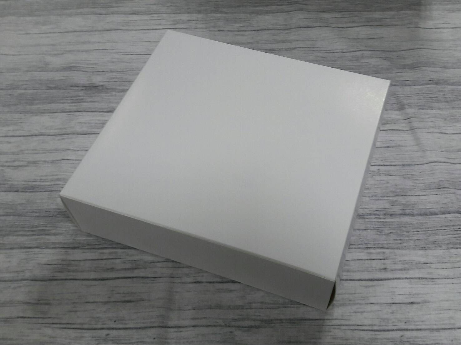 กล่องของขวัญ กล่องอเนกประสงค์ กล่องของที่ระลึก กล่องเครื่องสำอางค์ กล่องของใช้ กล่องแบบฝาหัวท้าย สีขาว ขนาด 6.0x19.3x21.0 ซม.ราคา 255 บาท(20 ใบ)