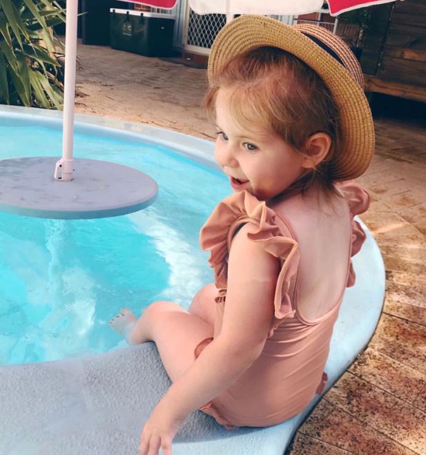 ชุดว่ายน้ำเด็กหญิงวันพีชสีน้ำตาล พร้อมหมวก