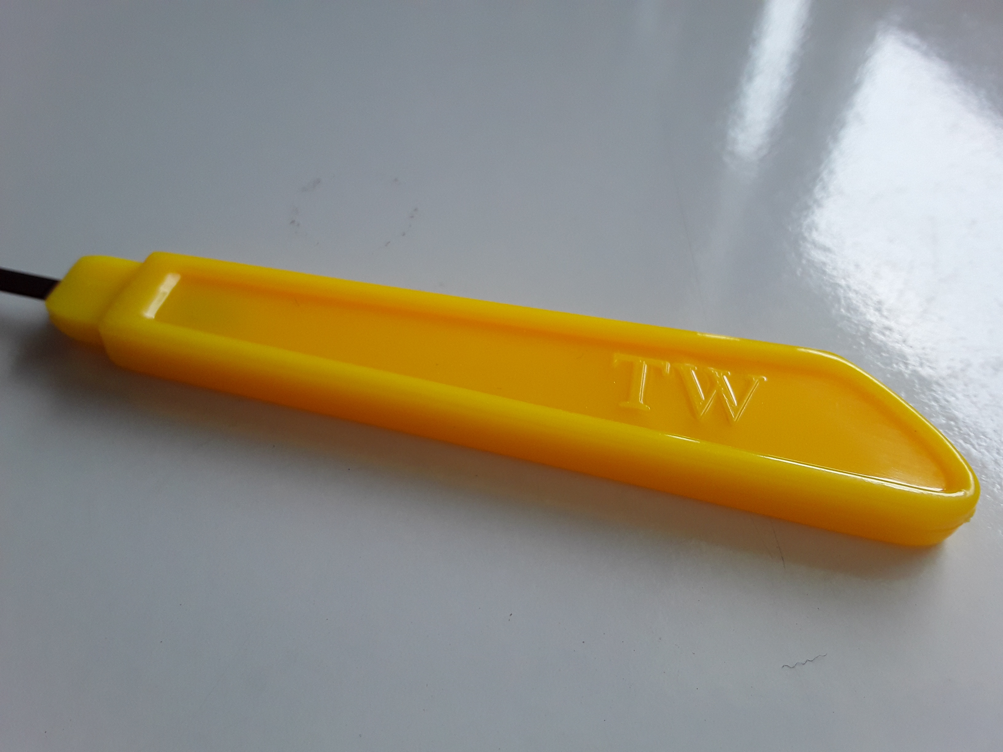 ที่เลาะด้ายด้ามแบน สีเหลือง