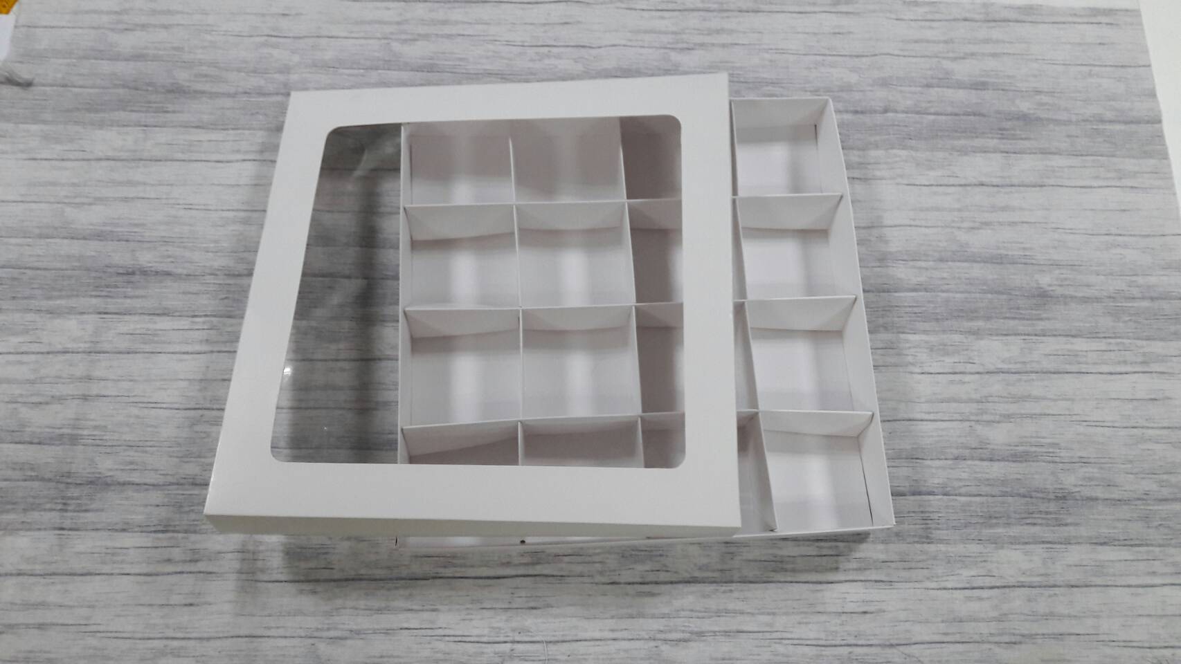 ฐานกั้นสินค้า ตัวกั้นสินค้า 16 ช่อง (แต่ละช่อง 7.5x7.5x4.0ซม.) สีขาว ขนาด 31.0 x 31.0 x 4.0 ซม.(เมื่อพับขึ้นรูป) ราคา 280 บาทต่อแพ็ค(20 ชิ้น) (ใช้กับกล่องของที่้ร้าน)