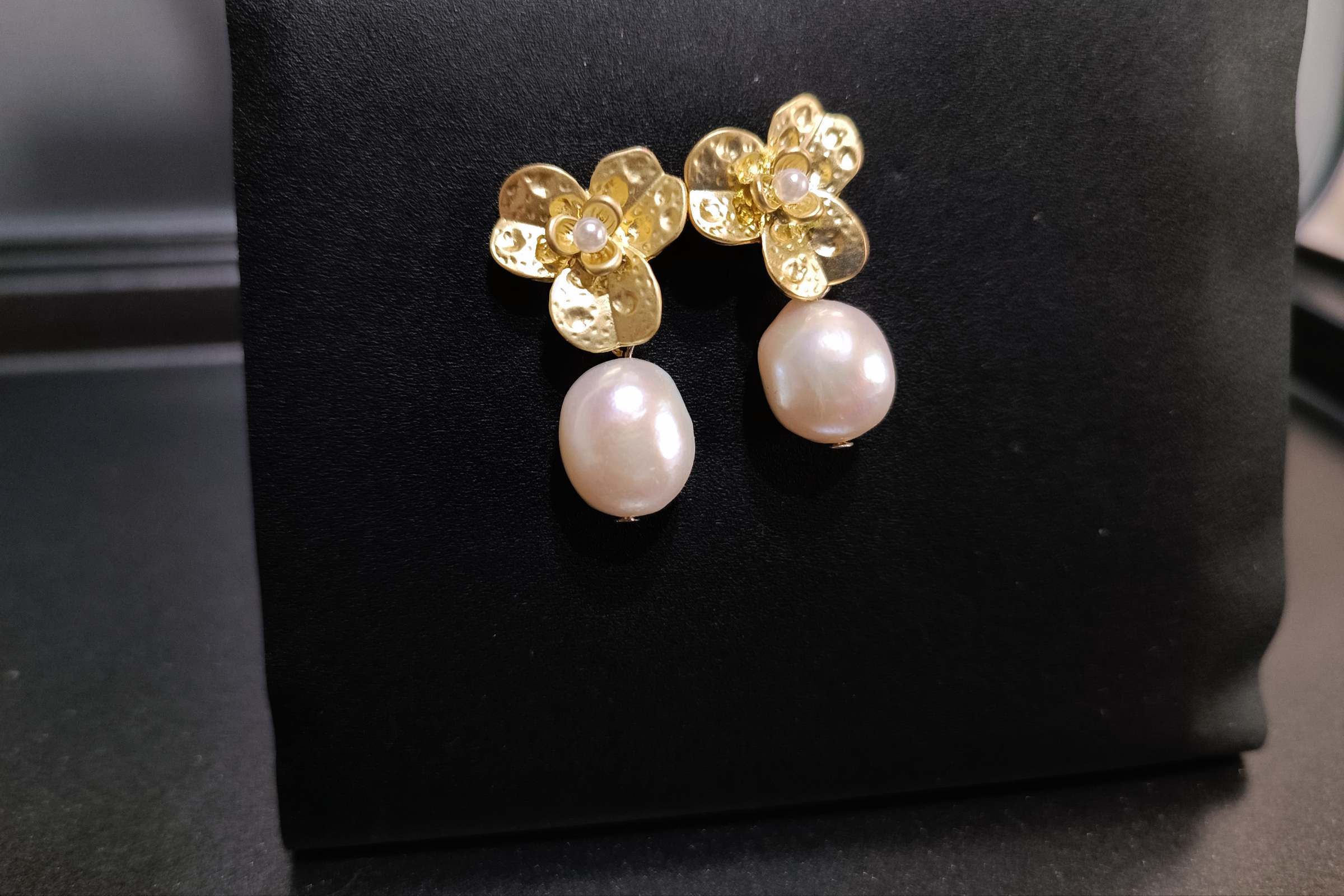 "The Flower" ต่างหูมุกแท้ทรงบารอค Natural Baroque Pearl Earring