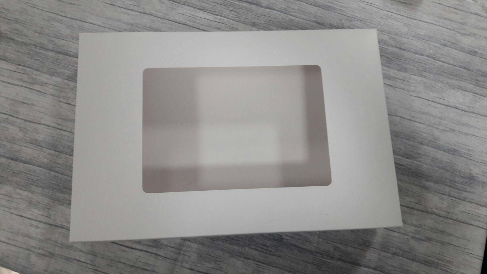 กล่องของขวัญ กล่องของที่ระลึก กล่องอเนกประสงค์ กล่องของใช้ กล่องใส่ผ้าขนหนู กล่องแบบฝาหัวท้าย ขนาด 24 x 36 x 6 ซม.สีขาว ราคา 490 บาทต่อแพ็ค(20 ใบ)