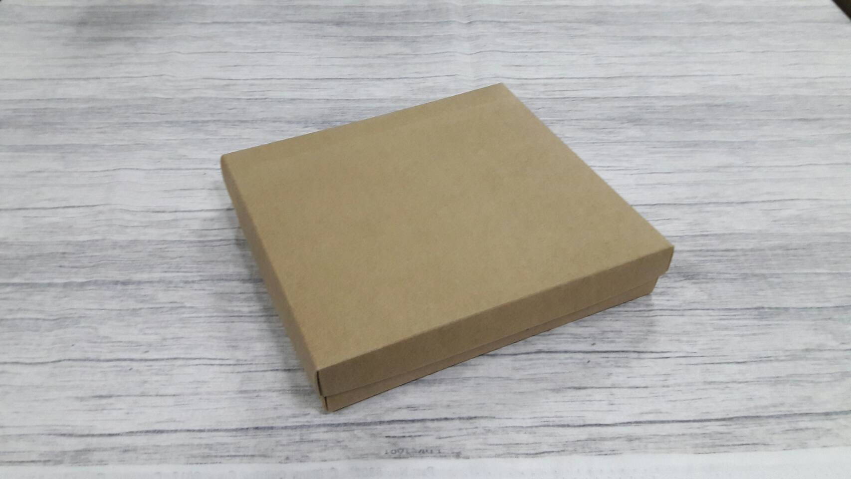 กล่องฝาครอบ กล่องอเนกประสงค์ ขนาด 16.8 x 18.0 x 3.0 cm. สีคราฟท์น้ำตาล (แบบฝาทึบ) ราคา 320บาท ต่อแพ็ค (20 ใบ)