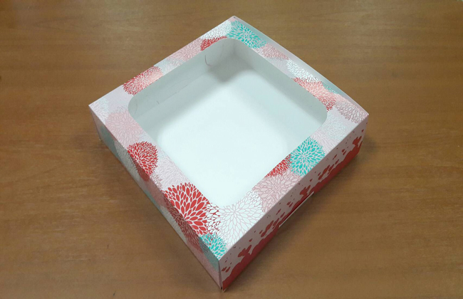 กล่องบราวนี่ กล่องชิฟฟ่อน กล่องเค้กครึ่งปอนด์ กล่องทร์ตไข่ กล่องขนมเปี๊ยะ กล่องพาย ลายเยอบีร่าฟลาวเวอร์ กว้าง 20.0 x ยาว 20.0 x สูง 5.0 ซม. ราคา 205 บาท ต่อแพ็ค (20ใบ)