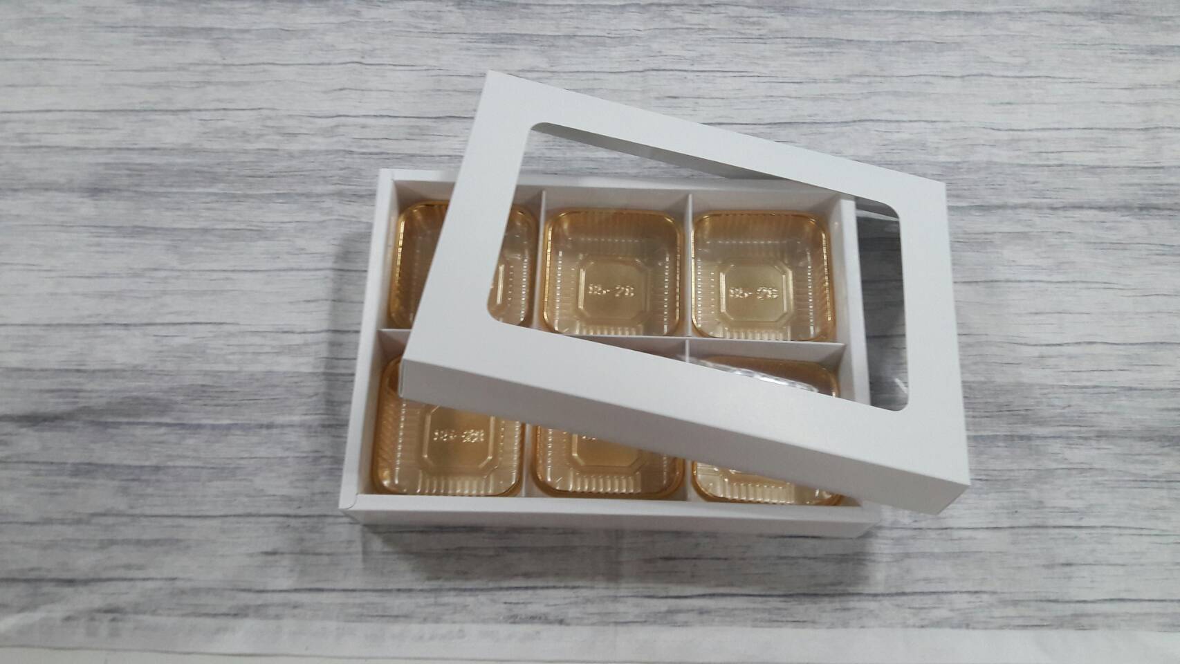 ฐานกั้นสินค้า ตัวกั้นสินค้า 6 ช่อง (แต่ละช่อง 8.6*8.9*4.5ซม.) สีขาว ขนาด 18.0 x 25.5 x 4.5 ซม.(เมื่อพับขึ้นรูป) ราคา 155 บาทต่อแพ็ค(20 ชิ้น) (ใช้กับกล่องของที่้ร้าน)