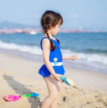 ชุดว่ายน้ำเด็กผู้หญิงวันพีชสีน้ำเงิน ป้องกันแสง UV รุ่น Mamosong ลายดอกไม้