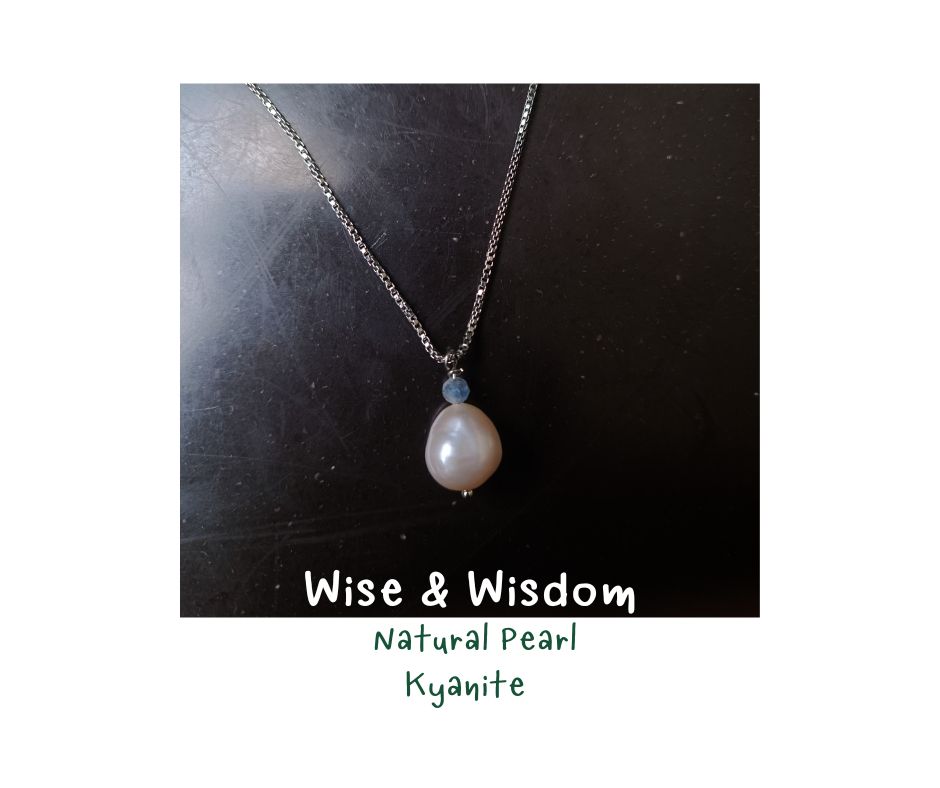 สร้อยพร้อมจี้ มุกแท้ ประดับ Kyanite Pendant Necklace (เสริมญาณหยั่งรู้ ความรอบรู้)