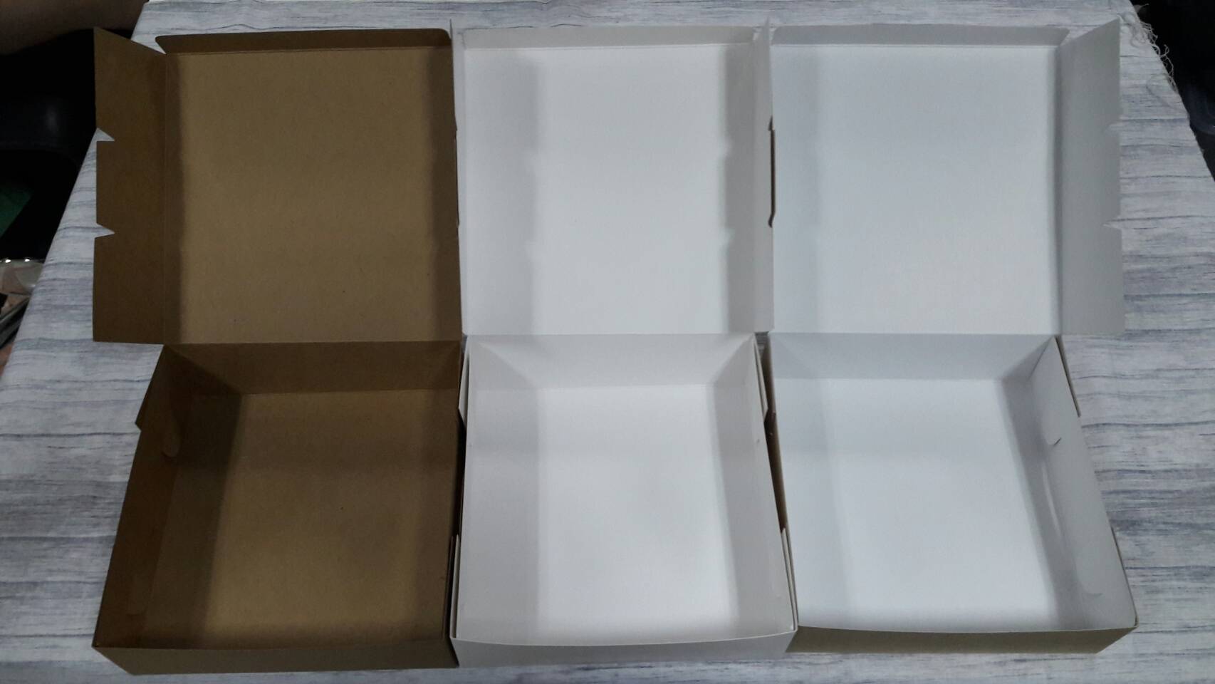 กล่องขนม กล่องบราวนี่ กล่องชิฟฟ่อน กล่องสแน็ค กล่องอาหารว่าง แบบไม่มีหน้าต่าง ขนาด 16 x 16 x 5 ซม. สีคราฟท์น้ำตาล ราคา 145 บาท (20ใบ/แพ็ค)