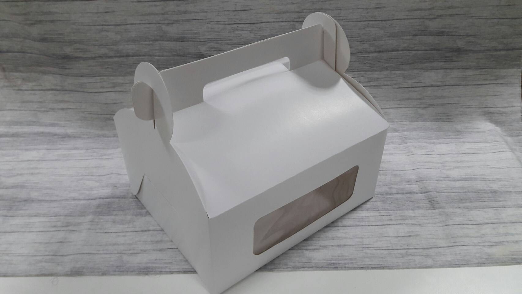 กล่องหูหิ้ว กล่องเค้ก 2-3 ปอนด์ กล่องเค้กทรงสูง กล่องเค้ก กล่องขนม กล่องอเนกประสงค์ สีขาว ขนาด 22 x 26 x สูง 12.0 ซม.(หน้าต่างพลาสติก) ราคา 650 บาทต่อแพ็ค(20ใบ)