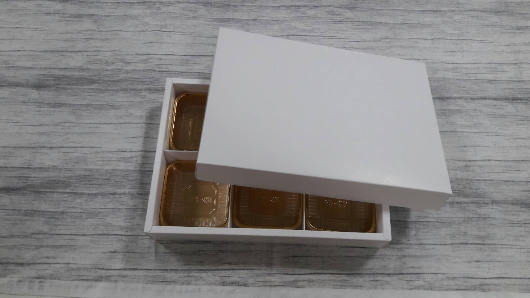 กล่องของขวัญ กล่องฝาครอบ กล่องของที่ระลึก กล่องอเนกประสงค์ กล่องขนม ขนาด 19.6x27.2x5ซม.สีขาว (แบบฝาทึบ) พร้อมฐานตัวกั้นสินค้า ราคา 605 บาทต่อแพ็ค(20 ใบ)